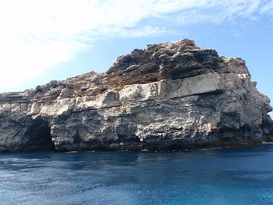 Comino Caves z powierzchni.jpg